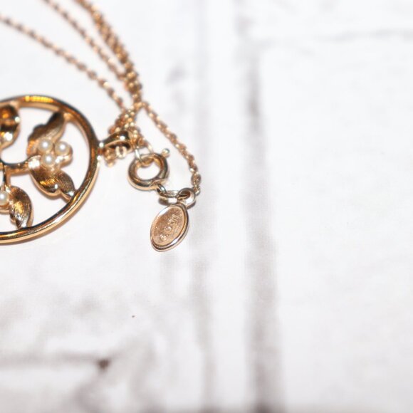 ✨ Golden Blossom Necklace · AVON Floral Pendant with Pearls · 15" ✨ - Picture 2 of 6